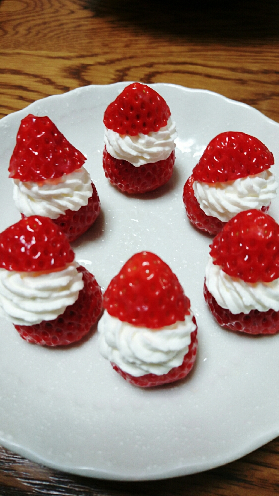 簡単にイチゴのサンタさん(๑>؂<๑)