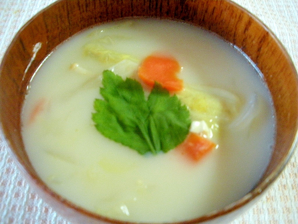 白菜と人参の鶏ガラ塩糀入りミルクスープ