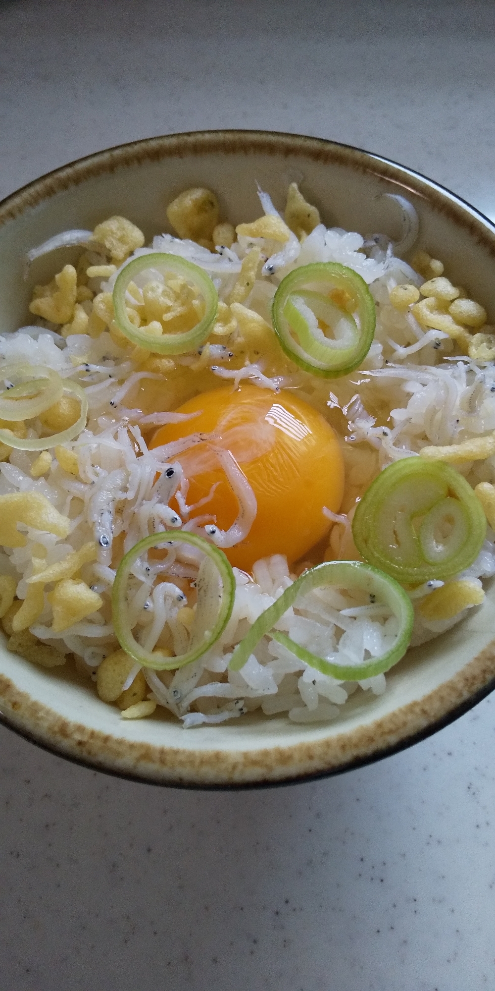 しらすと揚げ玉と葱の卵かけご飯☆