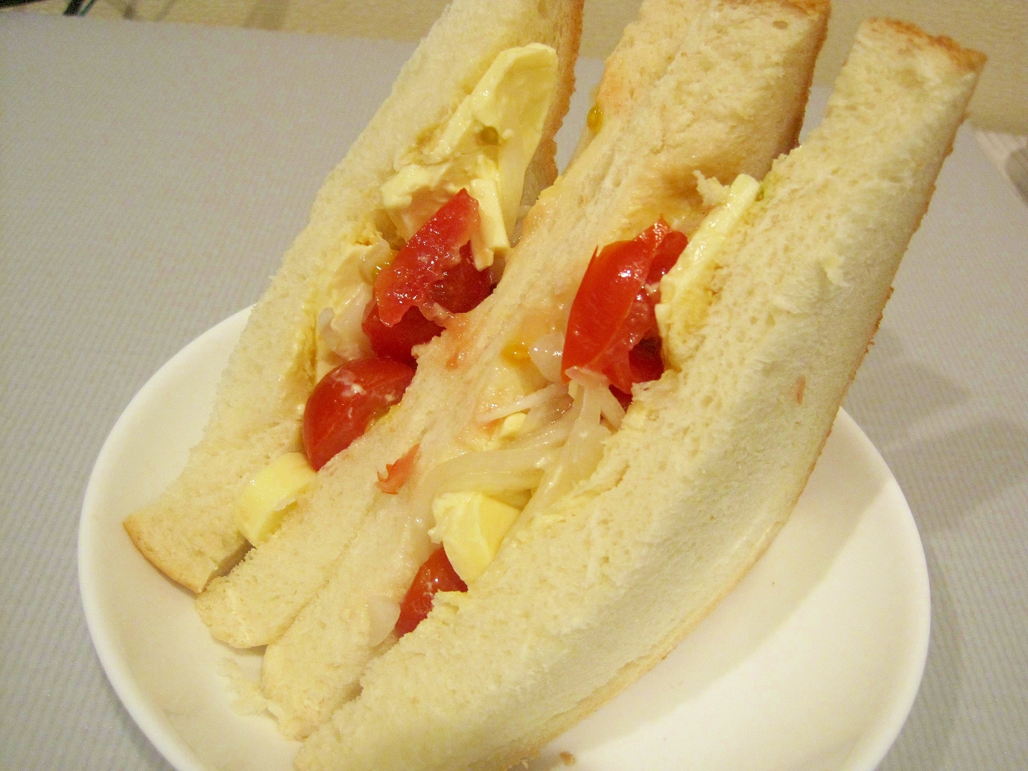 プロセスチーズとミニトマトのサンドイッチ