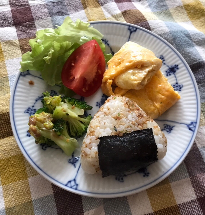 おかかごまおむすびの朝ごはん