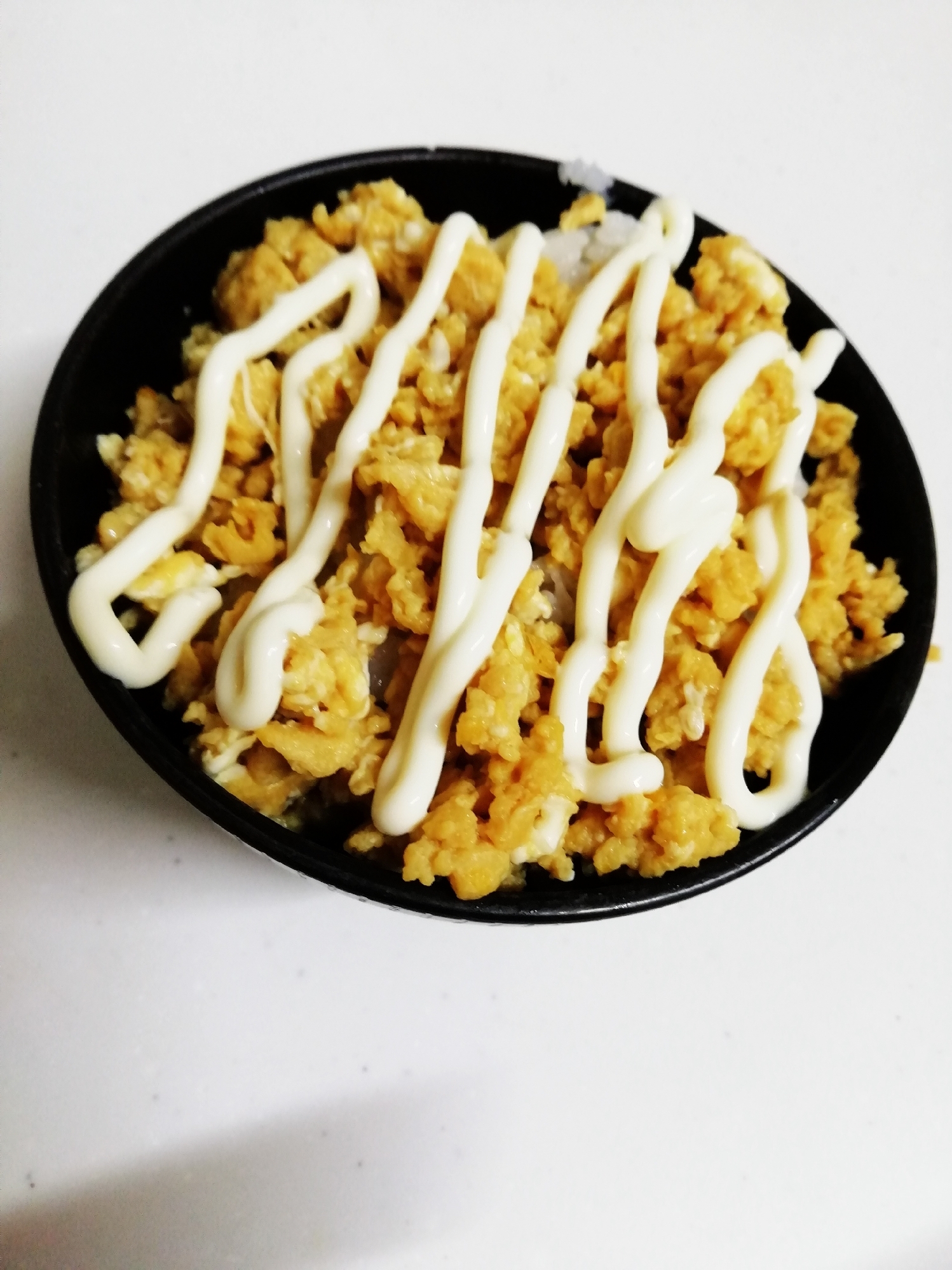 簡単ササッと一人飯♪玉子そぼろマヨ丼