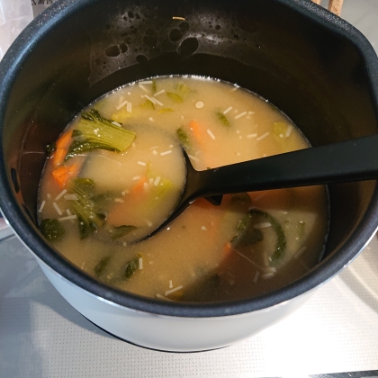 にんじんとちぢみゆきなの味噌汁