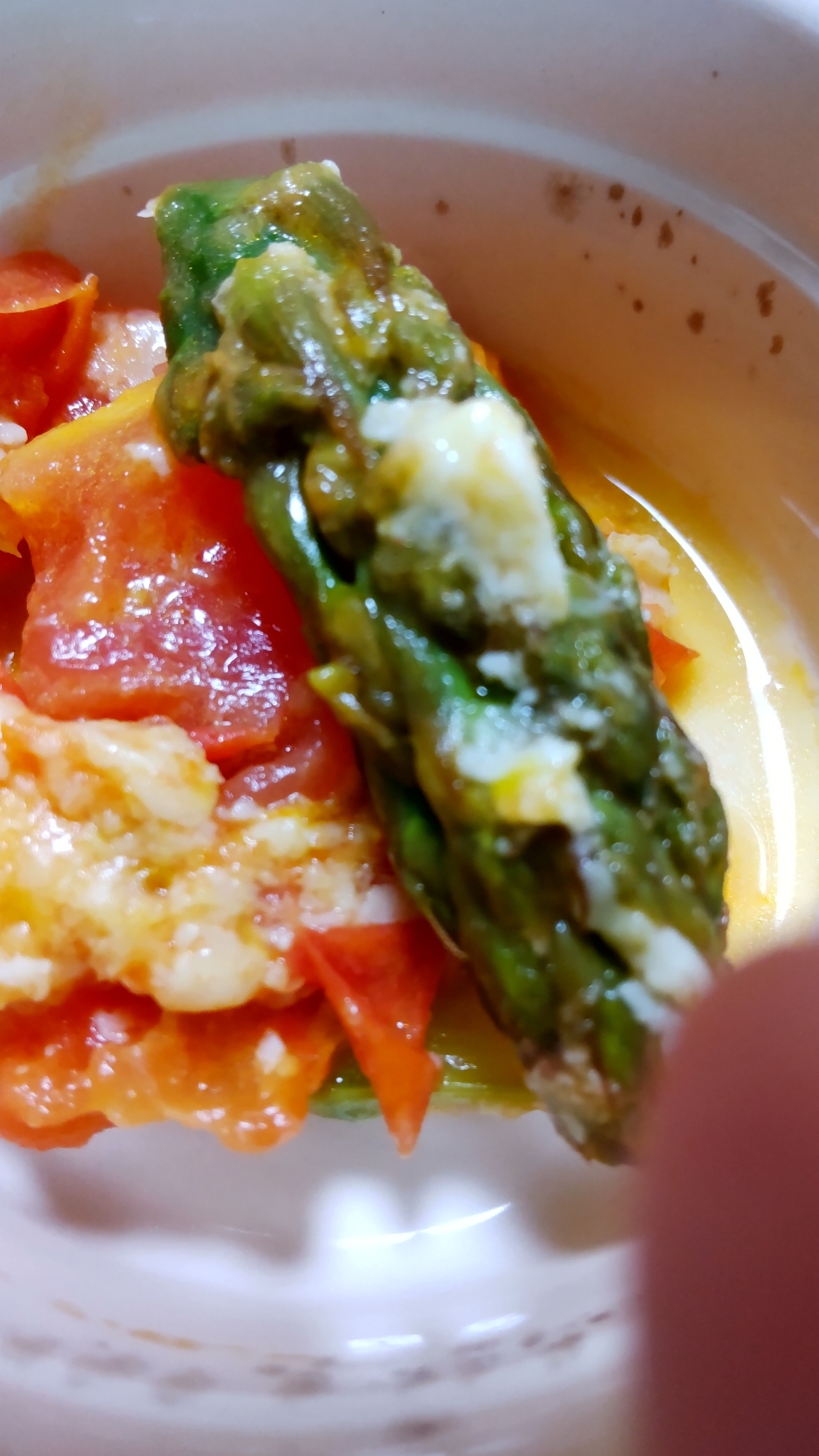 アスパラとトマトのチーズ炒め