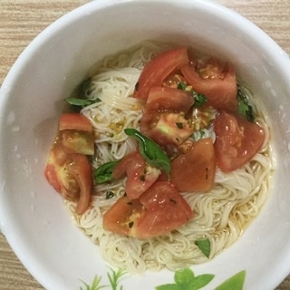 トマトとバジルの冷たい素麺