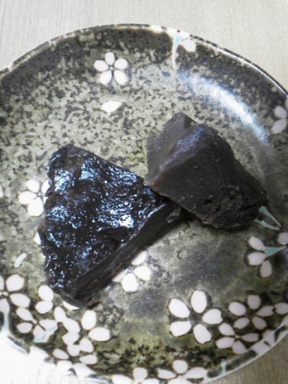 黒いお皿に盛ってしまったので、見栄え悪いですが(^-^;
黒糖ういろうのようで美味しかったです。