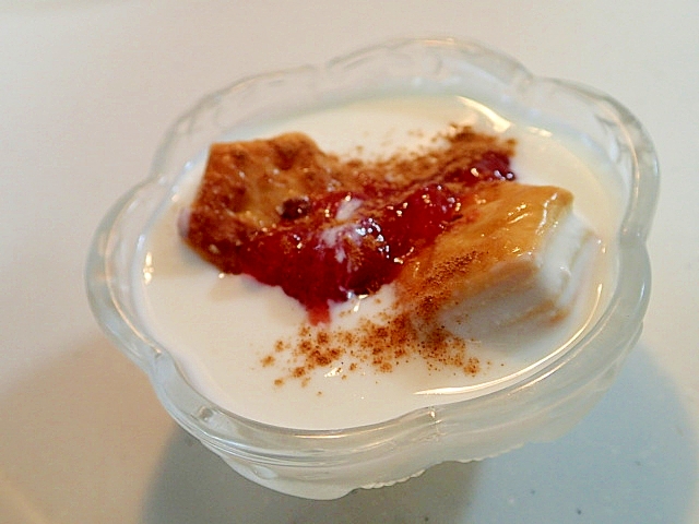 シナモン香る　パイの実と苺ジャムの美的ヨーグルト
