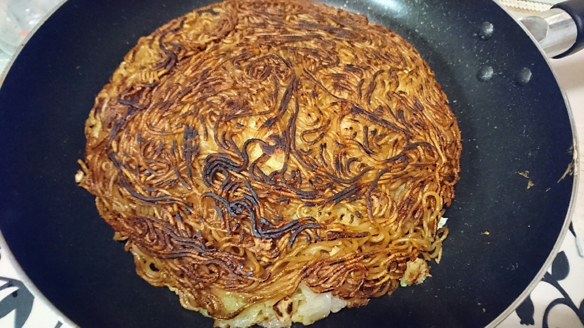 インパクト重視！焼きそばドームのお好み焼き