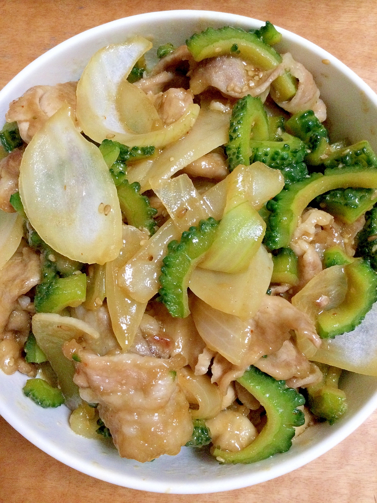 ゴーヤ・玉ねぎ・豚肉だけのシンプル肉野菜炒め