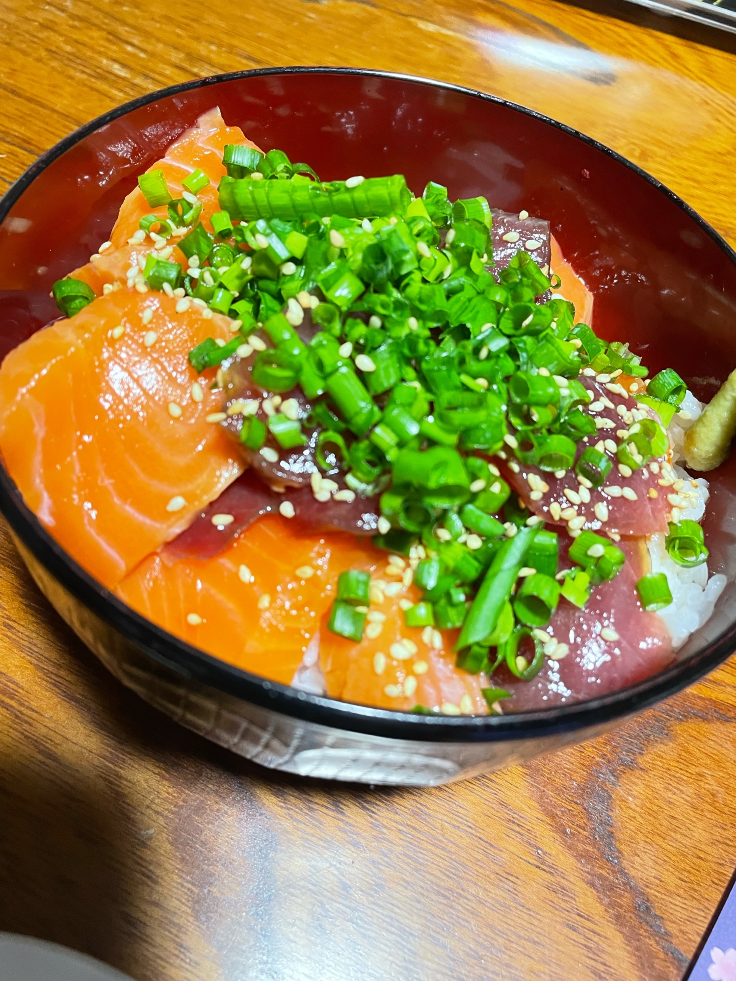 サーモンとマグロの海鮮丼