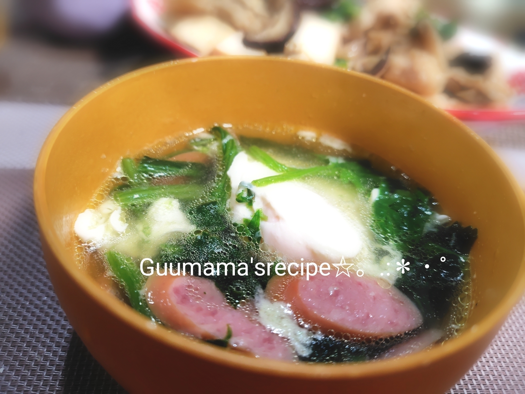 栄養満点♡ほうれん草とソーセージと落とし卵スープ