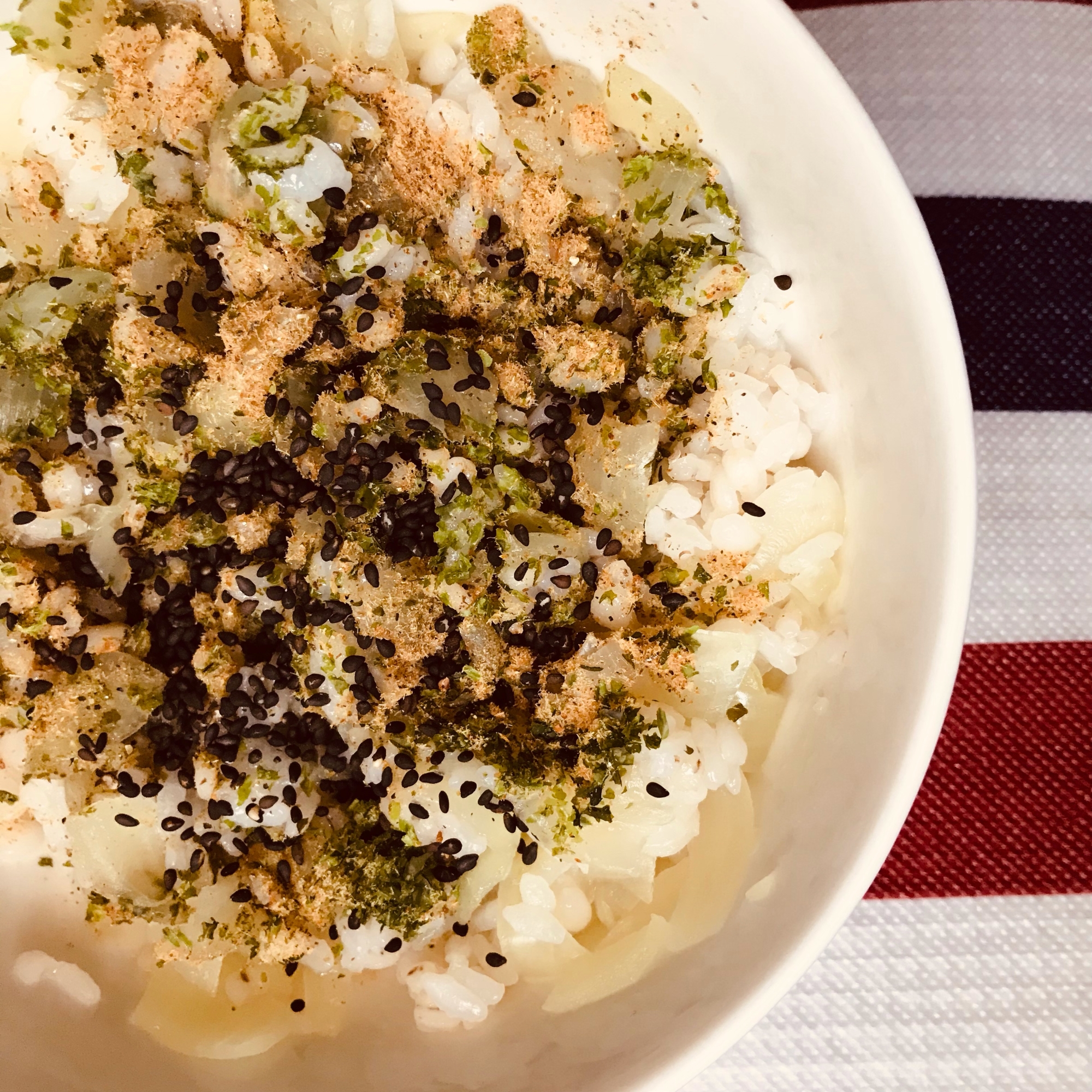 冷やごはんで＊和風玉ねぎ混ぜご飯＊ごま&けずり粉