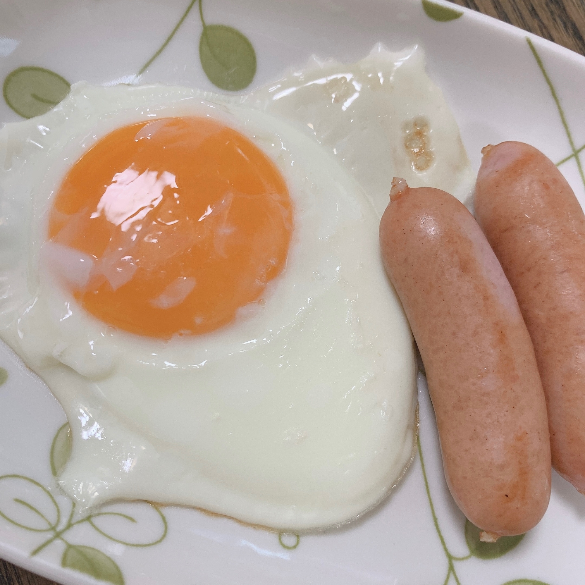 朝ごはんの定番♪目玉焼きとウインナー