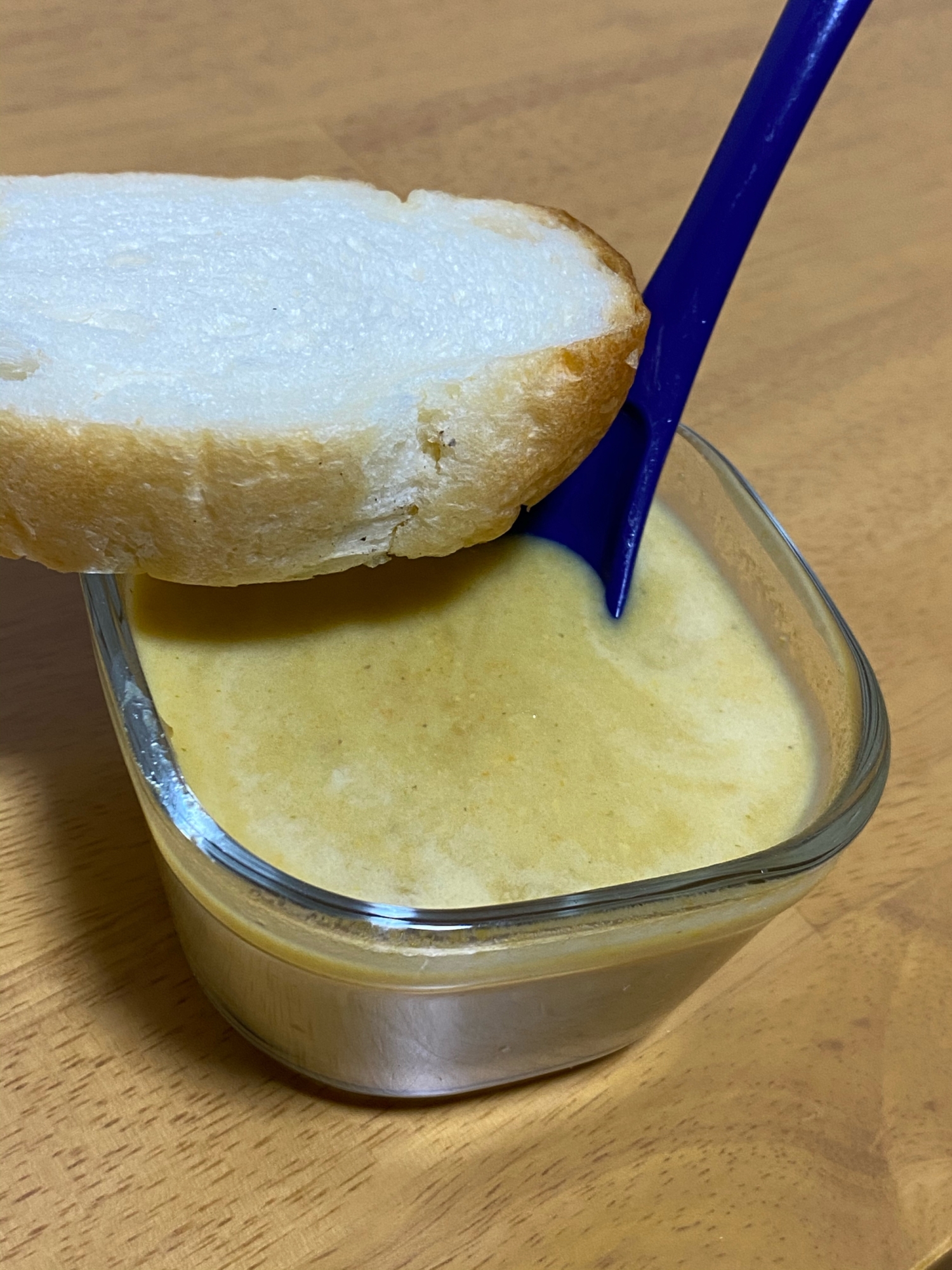 パンにつけて食べるコーンスープ*･゜ﾟ･*:.｡