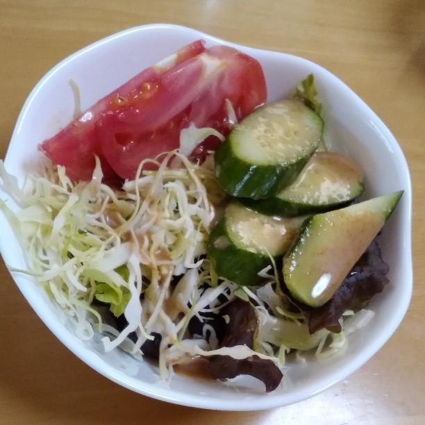 サニーレタスとトマトと胡瓜とキャベツのサラダ