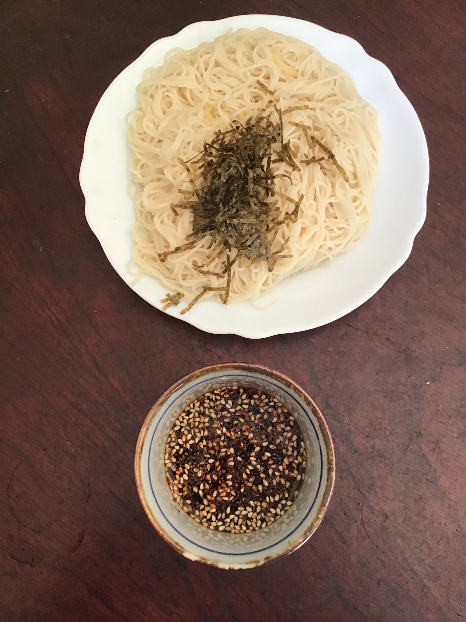 ピリ辛ゴマたぬき素麺。