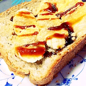 ごま食パンでバナナ黄な粉黒蜜かけ