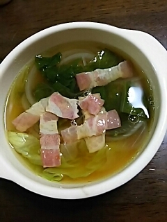 レタスとベーコンと玉ねぎのコンソメスープ