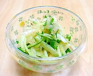 セロリ、玉ねぎ、きゅうりのグリーンサラダ