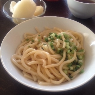 シンプルに卵とネギとつゆだけで作りました。つるっと食べれて美味しかったです。一人分作るには手間がかからず良いですね！