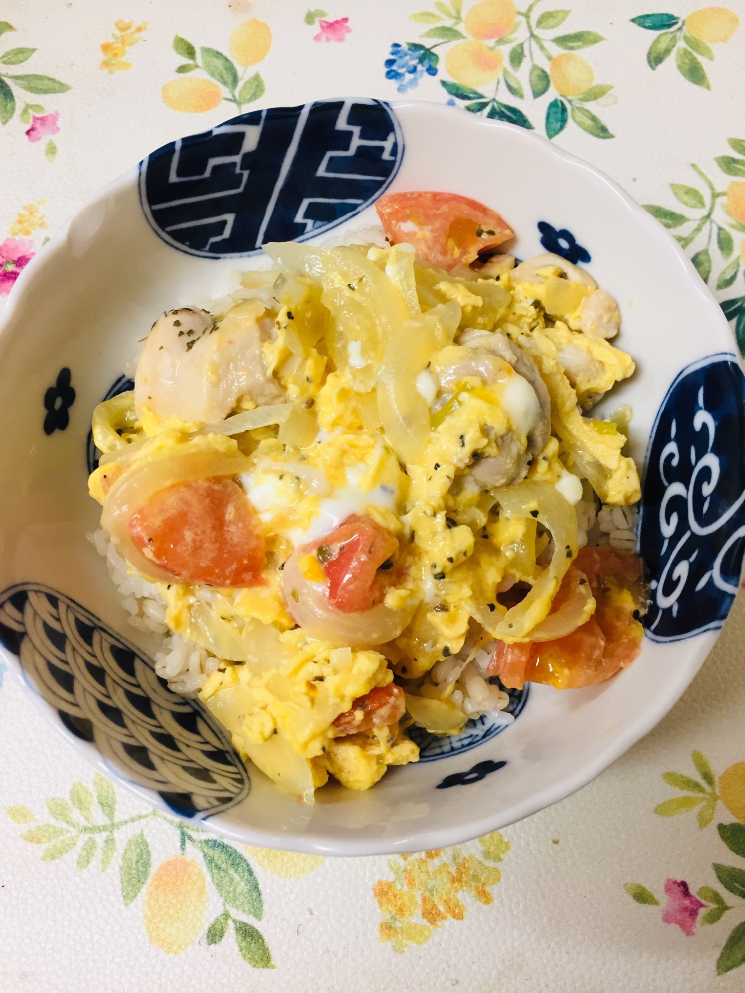 鶏肉とトマトのコンソメ卵とじ丼