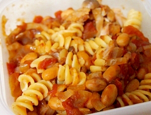 鶏肉と大豆のトマトショートパスタ