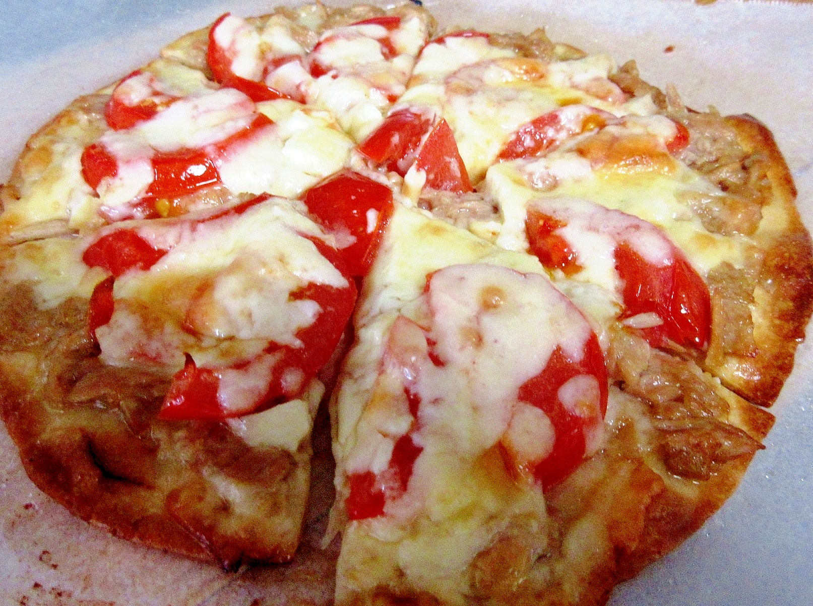 ツナとトマトのピザ
