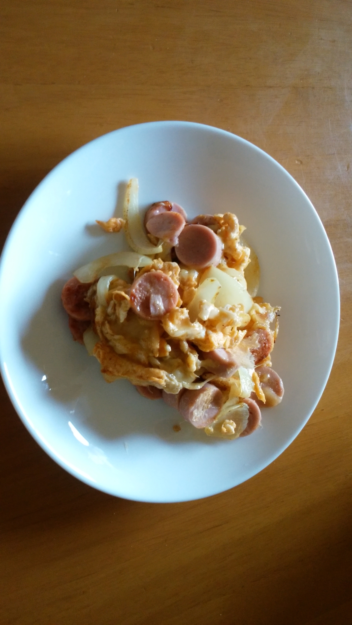 玉ねぎと魚肉ソーセージと卵のカレーチーズ炒め