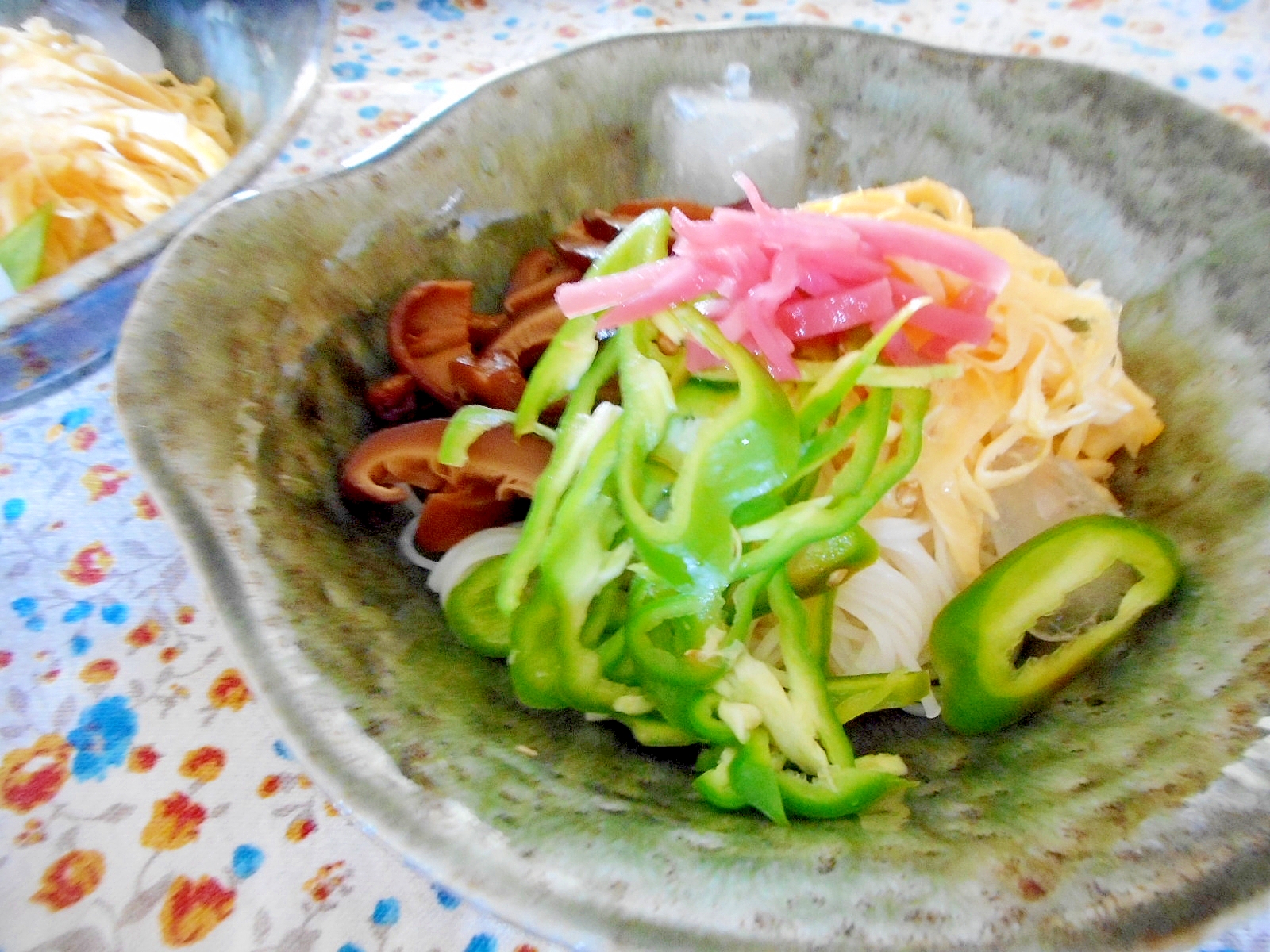 万願寺唐辛子と錦糸卵のそうめん