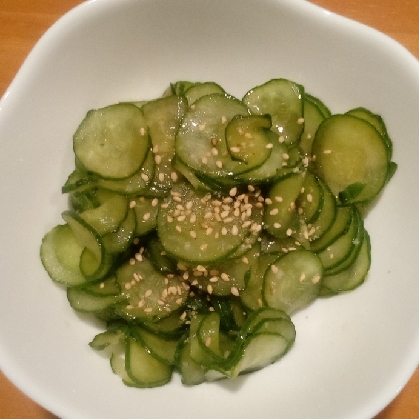 きゅうりがお安く買えたので夕飯の箸休めに作らせて頂きました♥️
簡単に美味しく出来ました!!(^∇^)
さっぱりしているので、ちょこちょこ摘まんでしまいます♥️