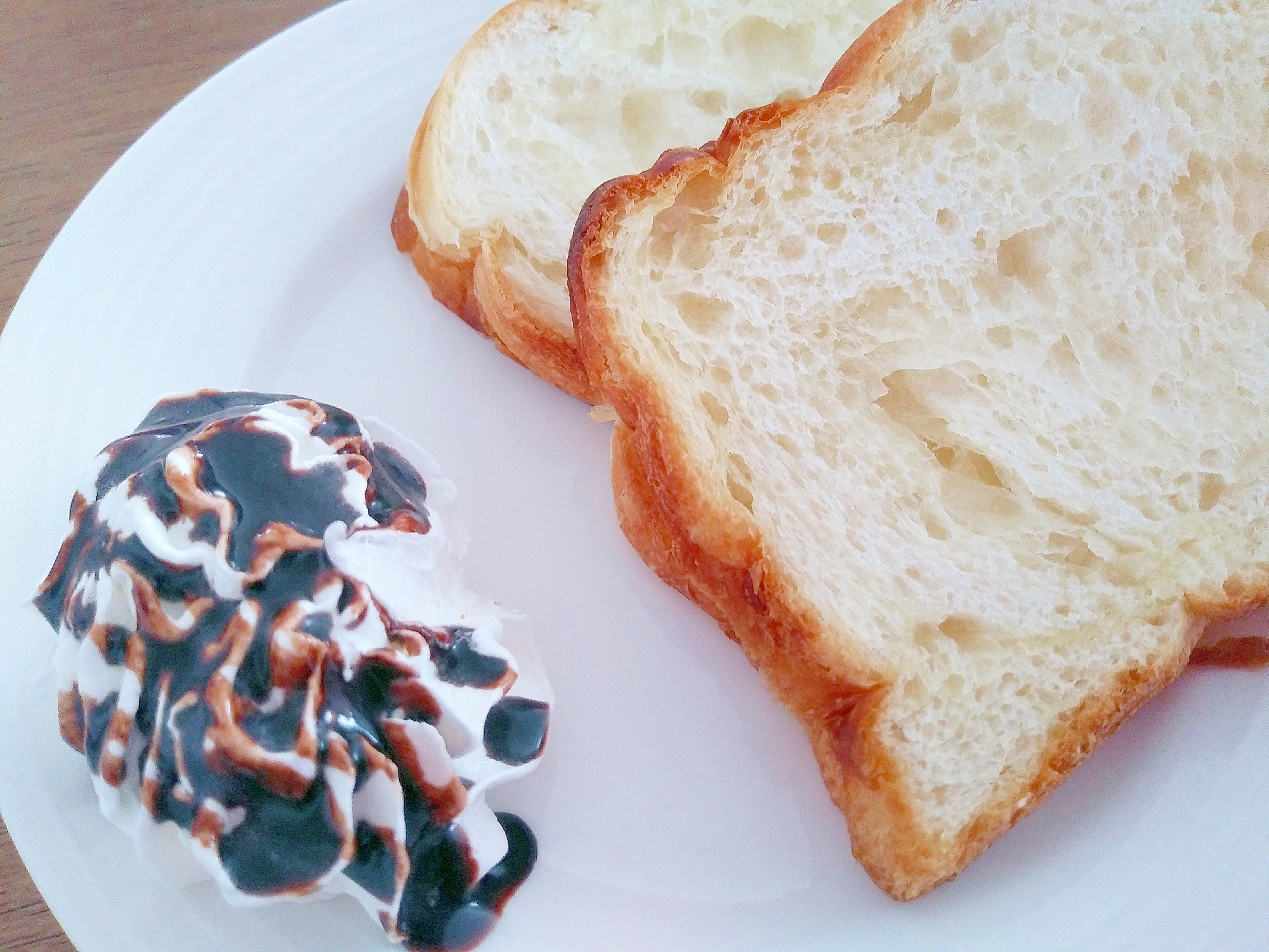 デニッシュのチョコ生クリーム添え☆