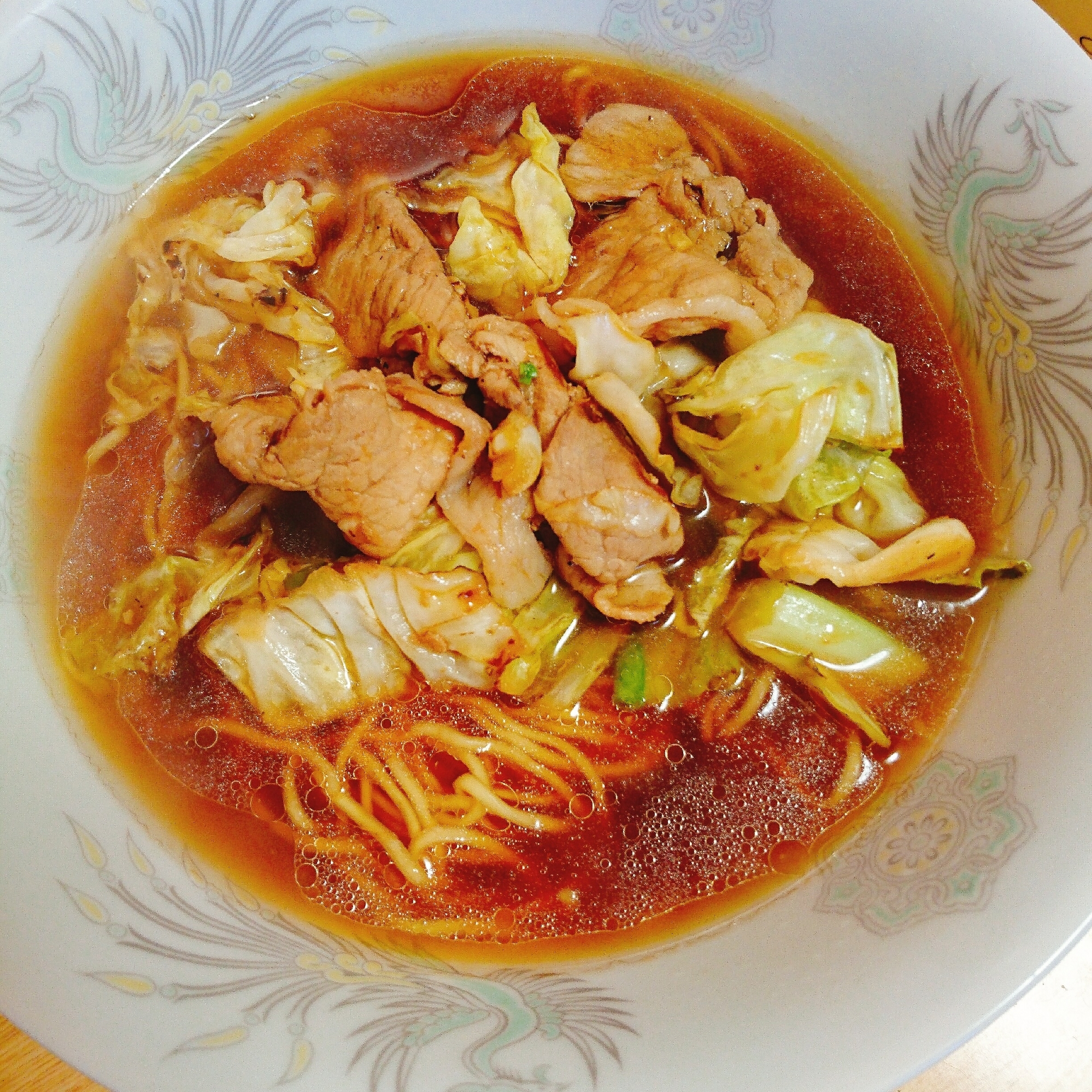 キャベツと豚肉の焼肉のたれ炒め乗せ醤油ラーメン