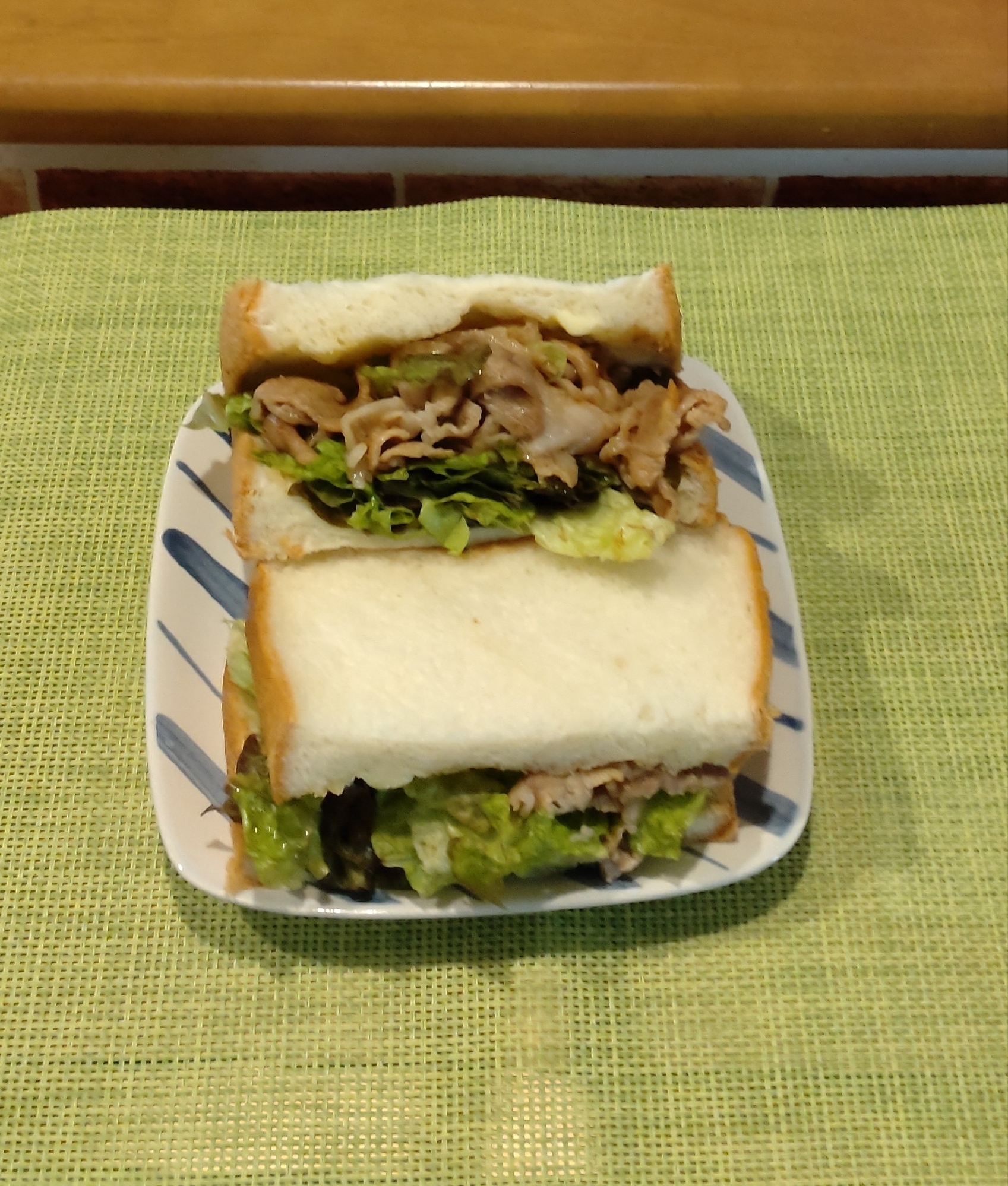 レタスたっぷり♡焼き肉サンドイッチ