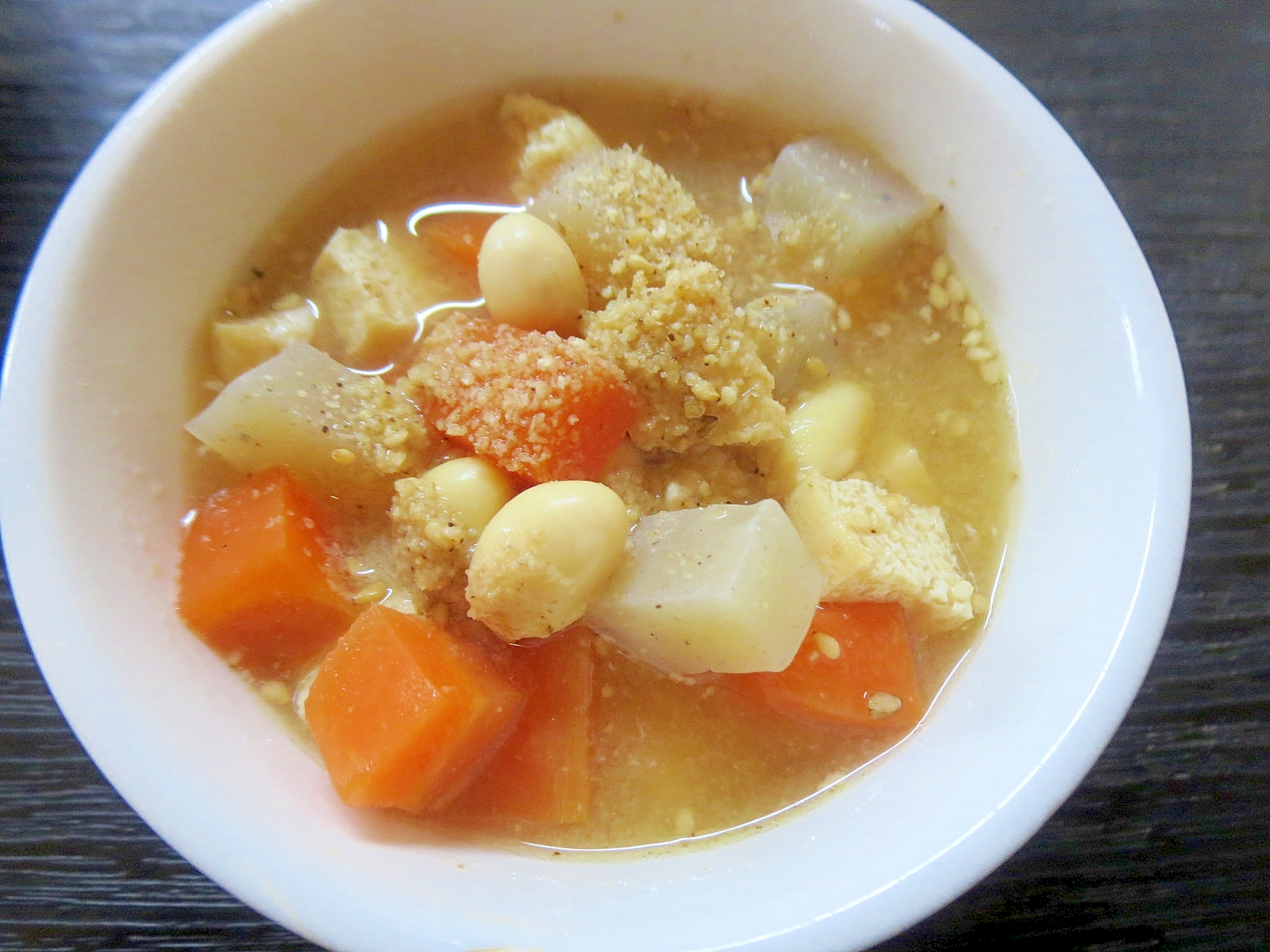 大豆と根野菜の胡麻味噌汁