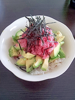 10分レシピ★マグロとアボカド丼