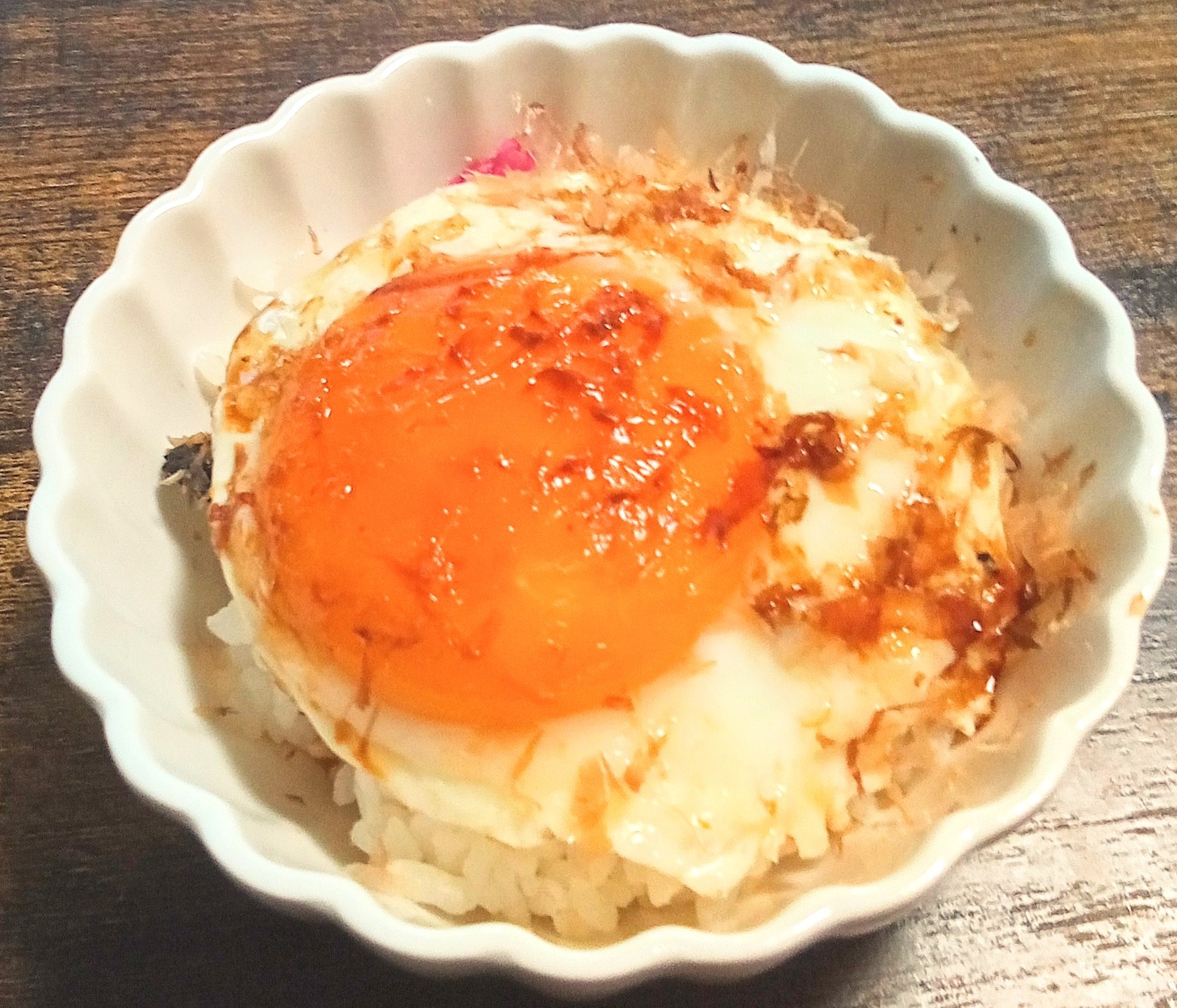 今日の目玉焼き丼は、おかか目玉焼き丼♫