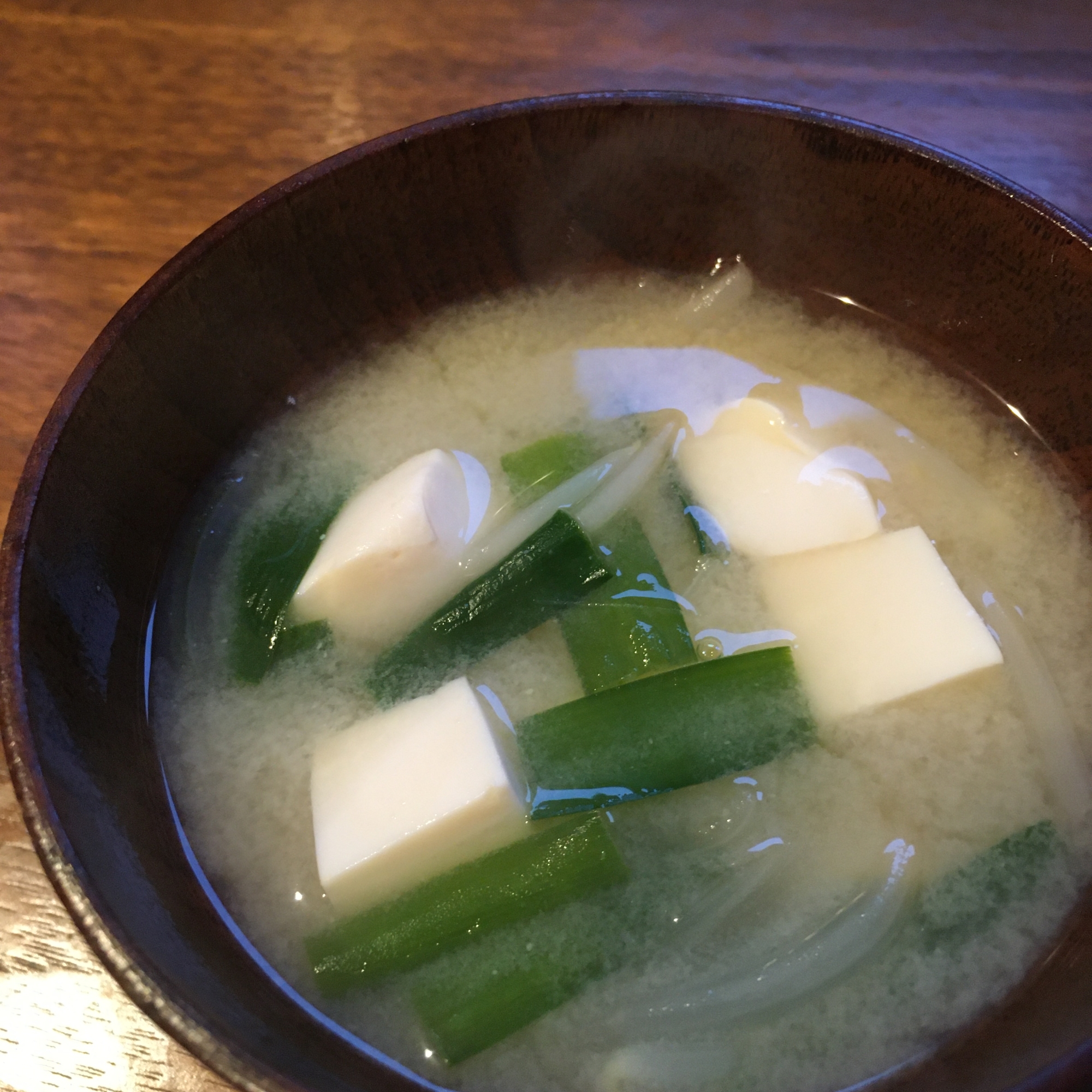 ニラと豆腐の味噌汁