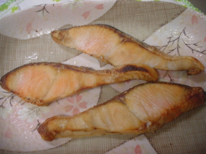 冷凍の薄い鮭だぅたのですが、ほんの少しのひと手間で美味しくなりますね(≧▼≦)♡　素敵なレシピ感謝です♪
