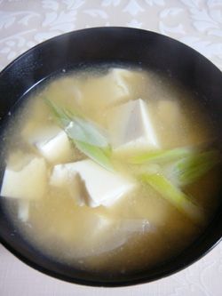 寒い冬は温かいお味噌汁美味しいですね～（*^_^*）お豆腐は美味しいですね♪ご馳走様でした。
炬燵でつくレポしてます～（笑）