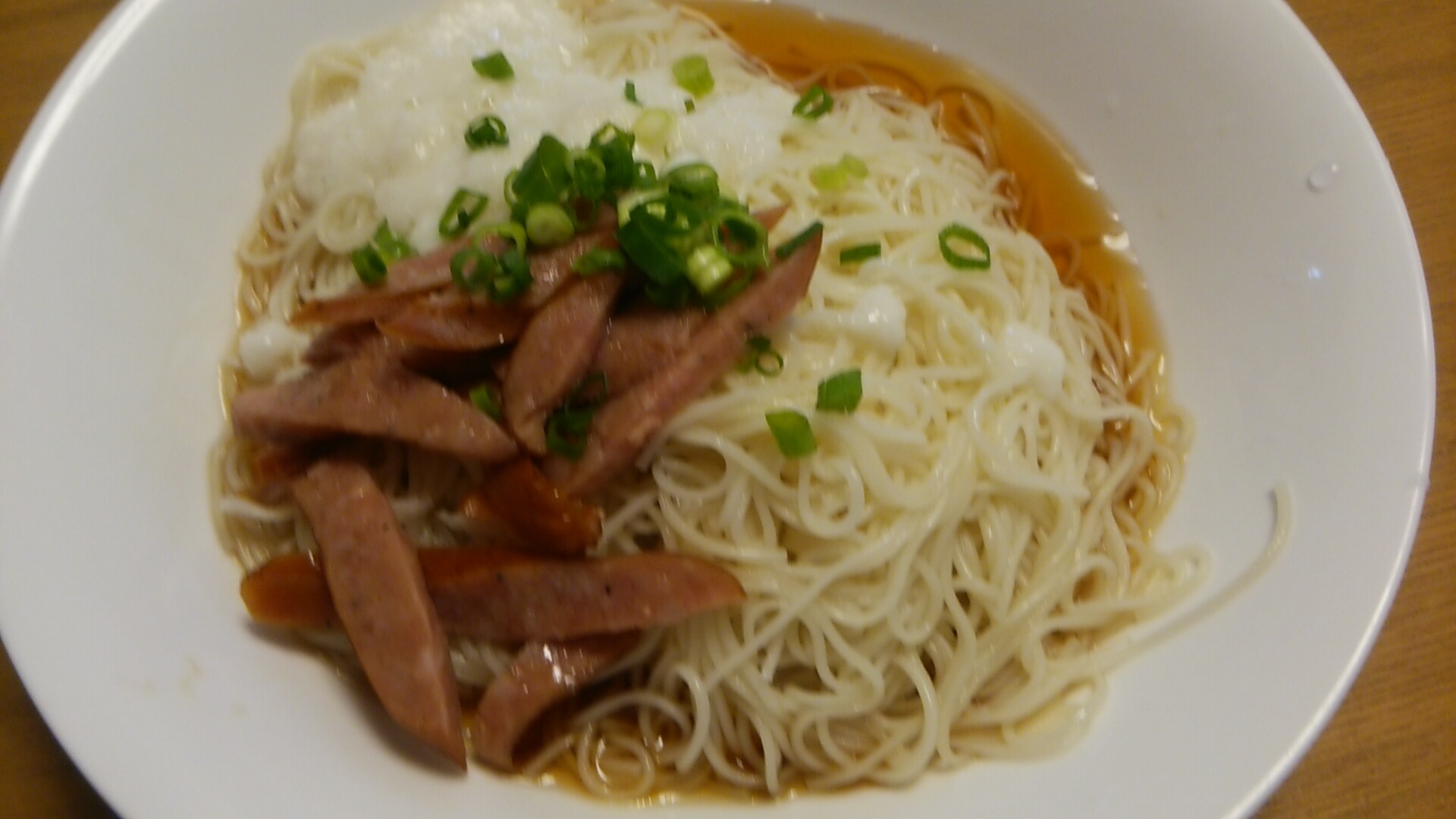 ウインナーと大根おろしのせそうめん