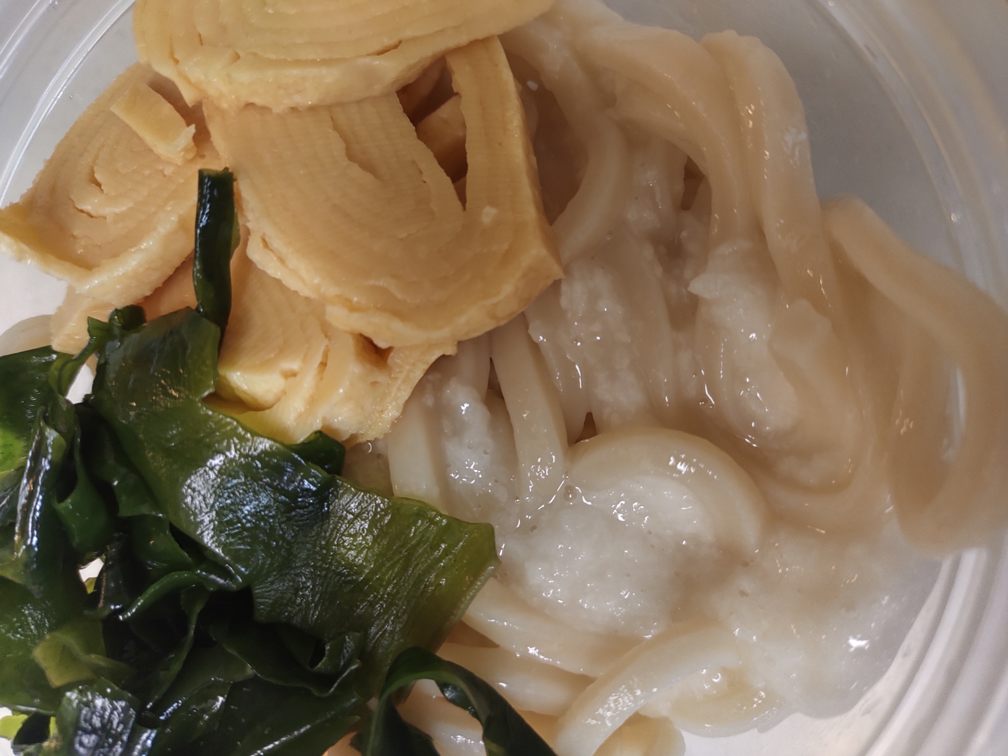 わかめと厚焼き玉子と山芋のぶっかけうどん