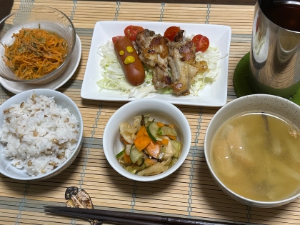 カレーじゃないんですけど材料きっかりどんぴしゃにたくさん持ってる野菜達ばかりでしかもナツいアツに嬉しい甘酢醤油！生姜たっぷり刻んで入れてざくざくうまうま超ゴチ様