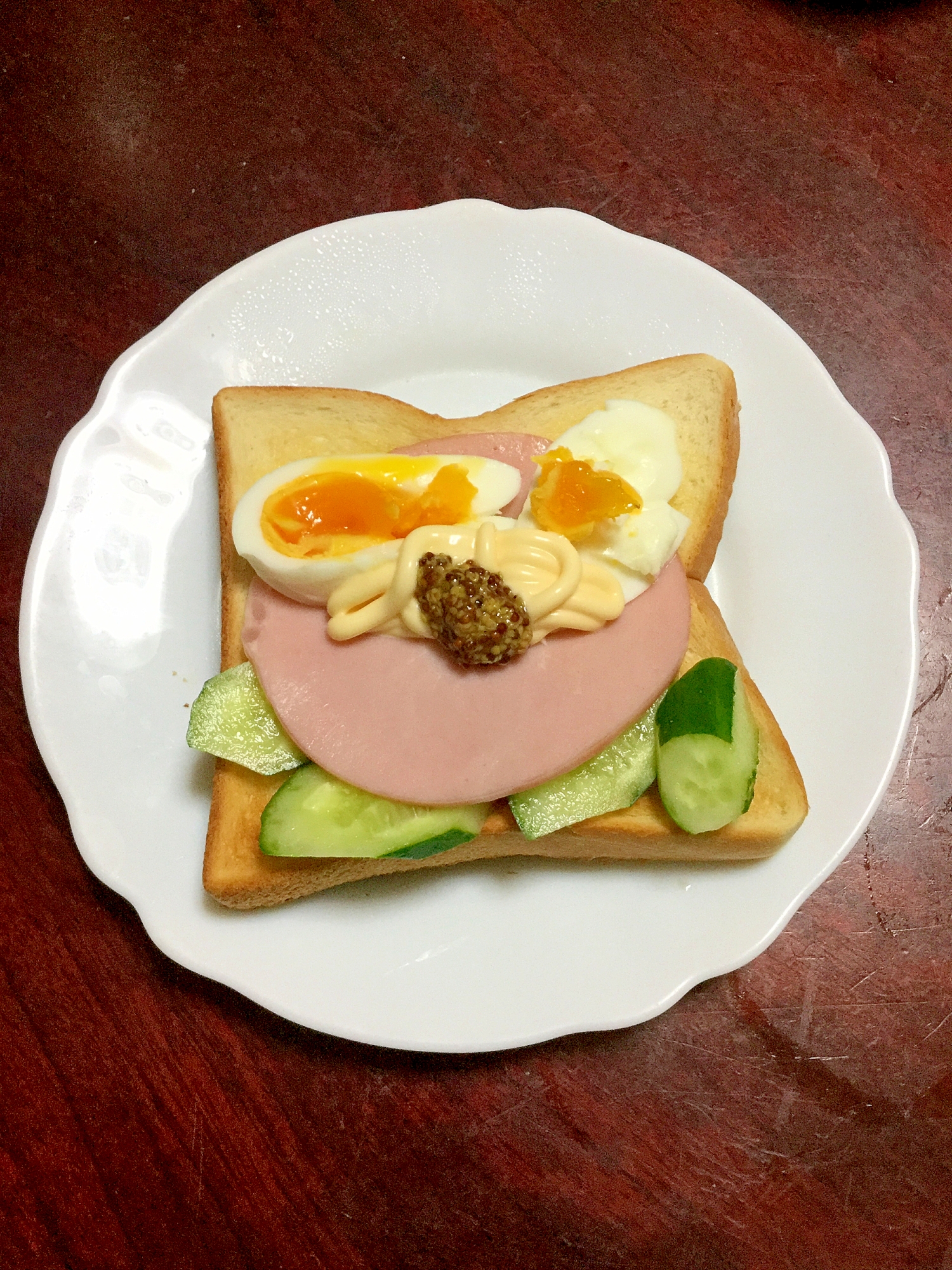 半熟卵とハムの野菜の食パンサンド。