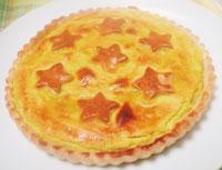 白い皿にのせたスイートポテトタルト