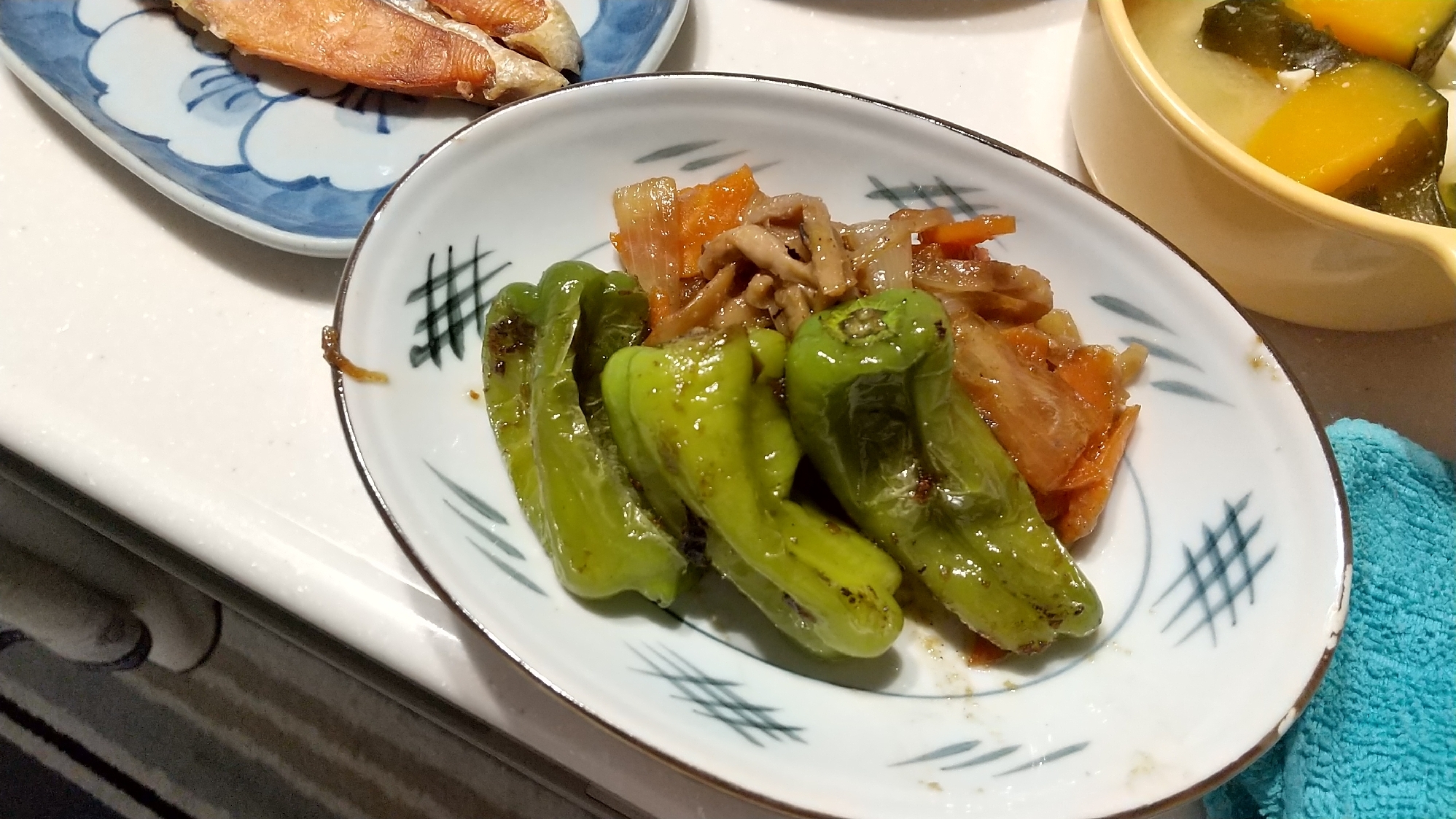 簡単に副菜❗️まるごとピーマン野菜炒め