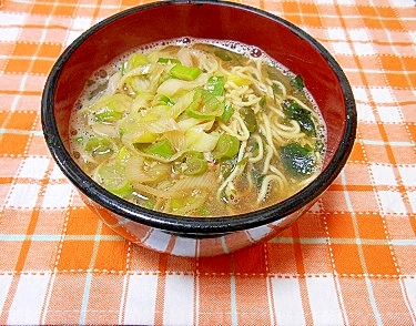 白ねぎとわかめの醤油ラーメン