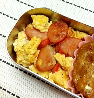 お弁当!赤ウインナーと卵の炒め物☆