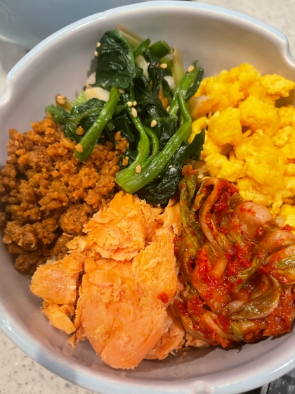フライパンで✧三色丼（鶏・卵・ほうれん草）