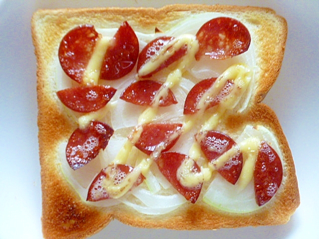 簡単♪朝ごパン♪玉ねぎとサラミのマヨネーズトースト