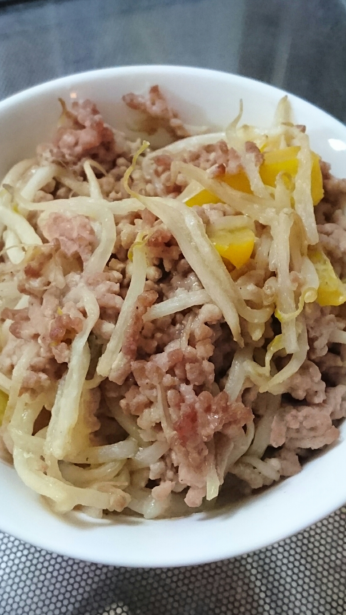 豚ひき肉ともやしとパプリカのオイスター炒め